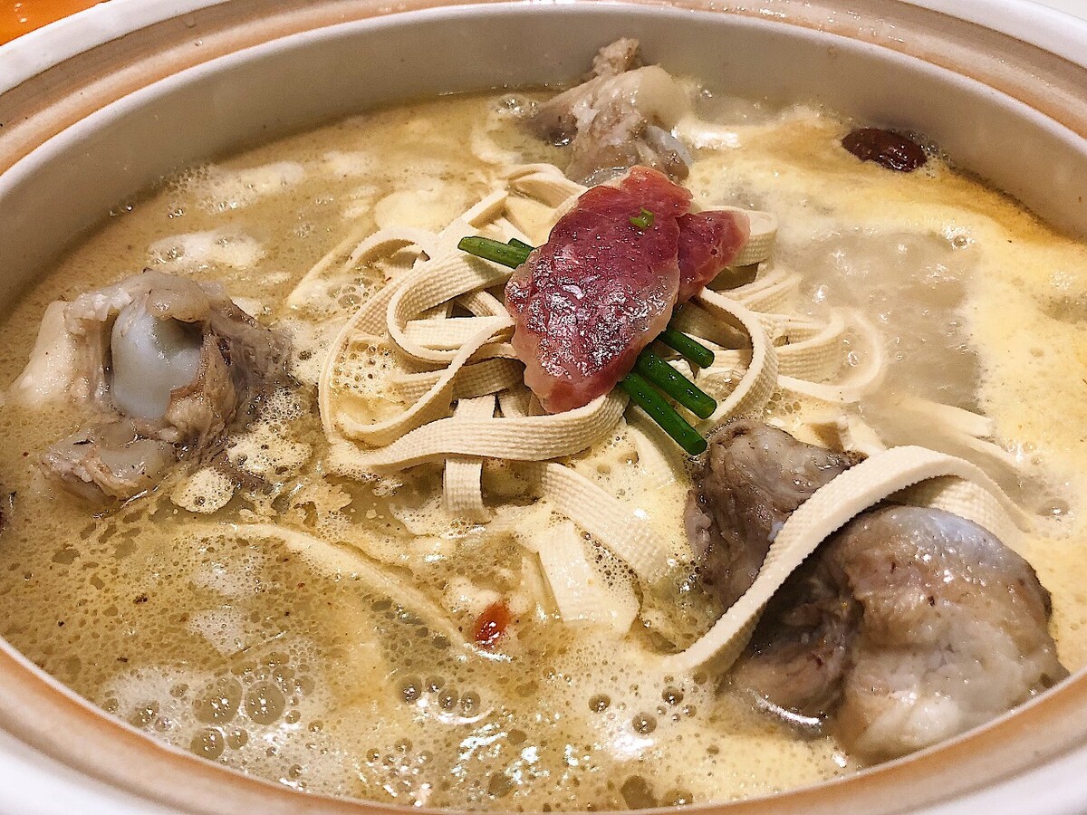 杭州金华砂锅：古老传承与创新美食，鸡汤独具魅力，引领杭城美食潮流