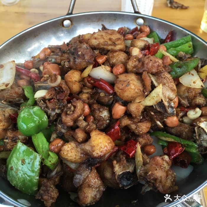 探秘中国传统美食：童子鸡砂锅的起源、制作与品尝体验